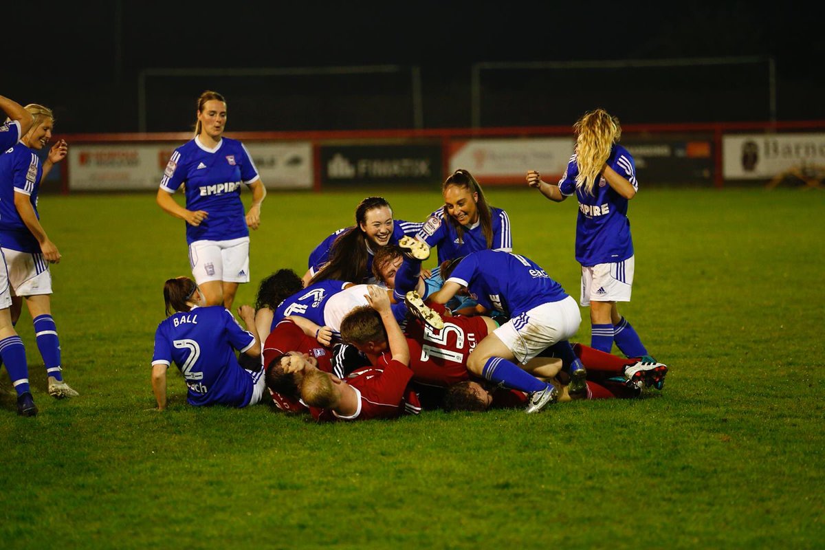 LownSteph's tweet image. If you are a football person please join the challenge of posting a football photo. Just one picture, no description. Please copy the text in your status, post a picture and look at some great memories/pictures.