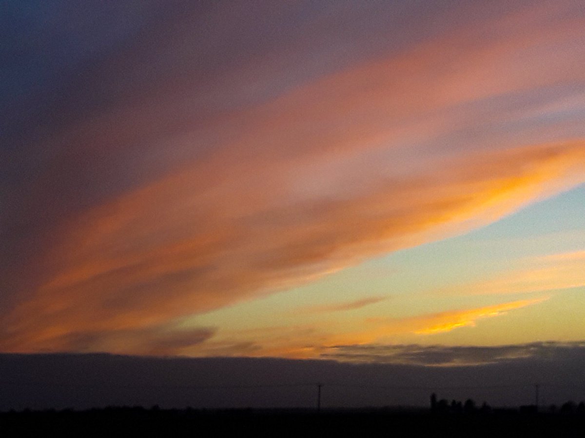 Lovely colours at #sunset this evening in Ramsey St Mary's, Cambridgeshire <a href="/metoffice/">Met Office</a> <a href="/ChrisPage90/">Chris Page - Weatherman</a> <a href="/WeatherAisling/">Aisling Creevey</a> <a href="/itvanglia/">ITV News Anglia</a> <a href="/BBCWthrWatchers/">BBC Weather Watchers</a> <a href="/bbcweather/">BBC Weather</a> <a href="/BBCLookEast/">BBC East</a> #loveukweather ✔ #picfrommyfence #SocialDistancing #StayHomeSaveLives
