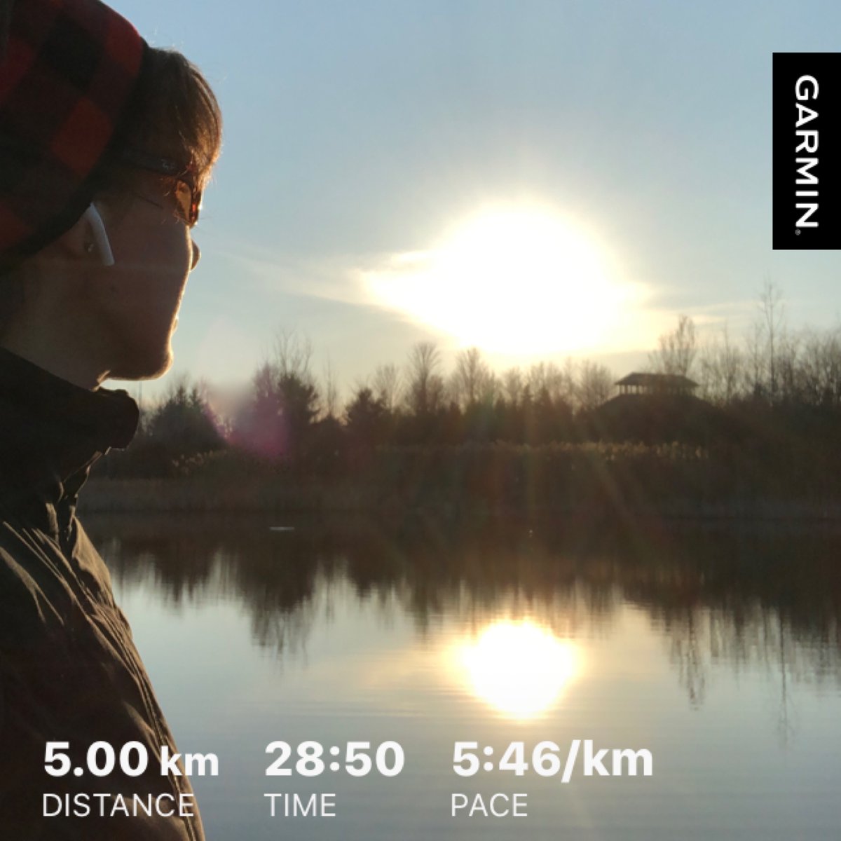 loucheryl's tweet photo. I wait to do my solo runs when the sun is setting because: no. 1 - watching the sunset while running is beautiful & no. 2 - the running trail is virtually empty (great for social distancing). ♥️🇨🇦🍁 @RunningRoom #RRVirtual5K #solorun @JohnStantonRR https://t.co/x2TO1EdhGc