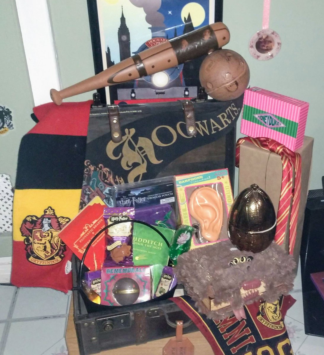 LACOE_Crystal's tweet photo. This virus got me got me packing my truck for September 1st lol #21daylockdownSA  #21daylockdown #harrypottertrunk #lockdownpacking #Fstaycations https://t.co/AmlULGQqxT