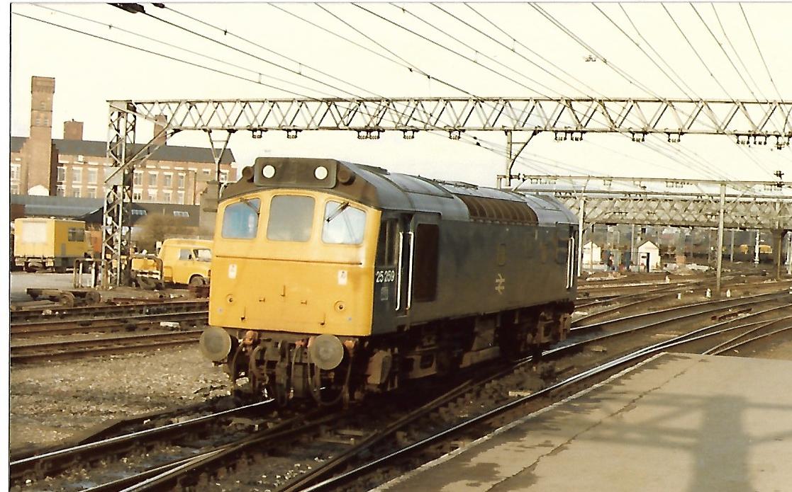 Rat Action! British Rail Class 25 Sulzer Type 2 diesel 25 259 runs light engine through Manchester Guide Bridge station 4/5/83. Would last in service until 9/86 and linger on until scrapped by MC Metals, Glasgow Springburn 6/95. #BritishRail #Class25 #trainspotting #Manchester 🤓