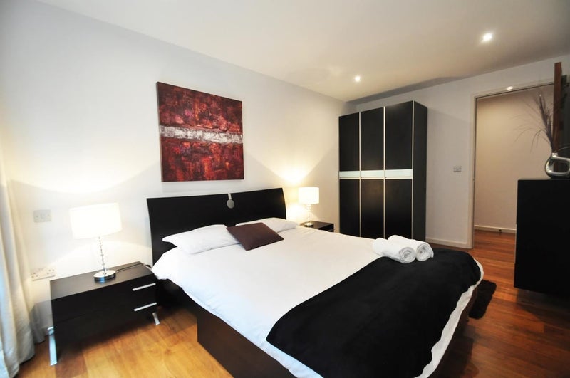 Clickinventorie's tweet photo. Beautiful city view flat available (Old Street) £2275 a month.

-Ensuite.
-Roof Terrace.
-6 Months Tenancy.
-Available room by room.
-3 Min walk from Old Street station.
-24 hr Concierge.

Feel free to dm us, no agents plz. 

#StayAtHomeAndStaySafe 

#home https://t.co/ZbG2og6Yjd