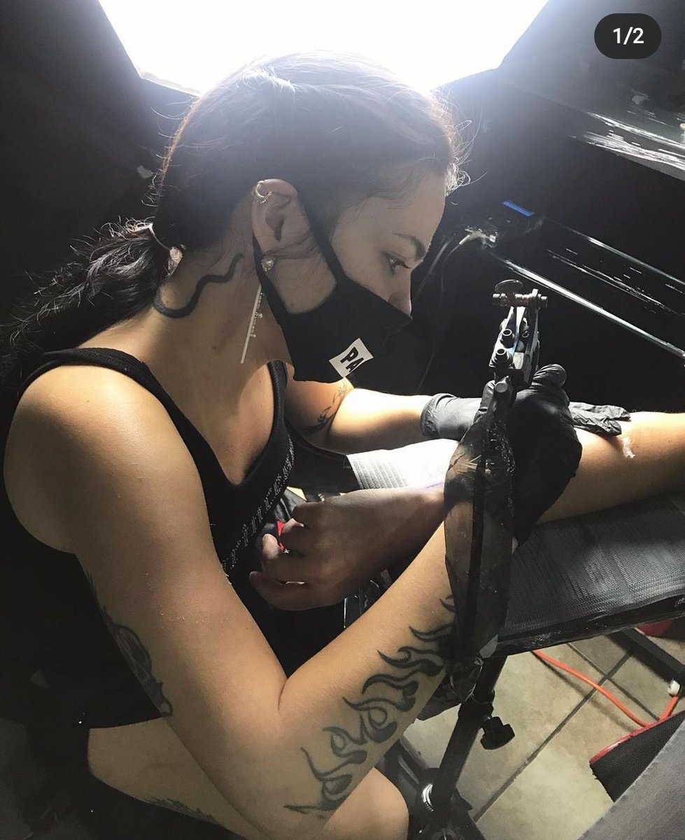 la cantante, compositora, DJ, tatuadora y empresaria paraguaya Mi$$il <a href="/missilmusic/">Mi$il</a> quien reside en México ha dado vida a rolas buenísimas de reggaetón bellaco delicioso: Todo Lo Mejor, Ronroneo, Bum bum, Ilegal, su último sencillo: Vengo por lo Mío en 2020
open.spotify.com/artist/2yAyOMA…