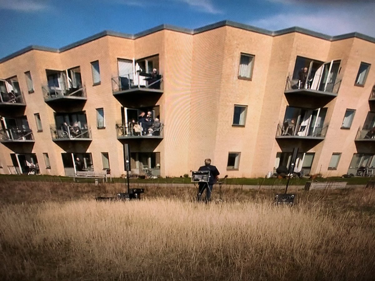MBrgger's tweet photo. Du er på plejehjem. Du er ensom og Corona-ramt. Udenfor er verden ved at falde fra hinanden. Pludselig hører du sang og musik. Det er Johnny Hansen fra Kandis der står og synger “En lille ring af guld.” For TV2. Kan livet blive mere rædselsfuldt? Jeg tror det ikke. 😷 #dkmedier https://t.co/Buo63Egor8