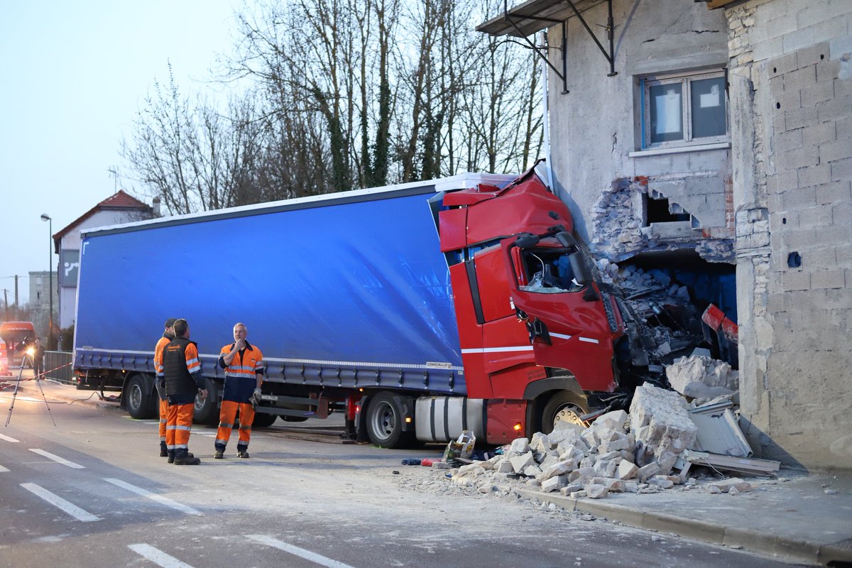 sdis21's tweet photo. 30 sapeurs-#pompiers de #CôtedOr interviennent actuellement pour un accident de la circulation à #TilChatel.
La cellule #SauvetageDéblaiement est à l'œuvre pour étayer le bâtiment percuté par un poids lourd.
La circulation est coupée sur la R974.
Tragique bilan d'un décédé. https://t.co/GBCTAateRk