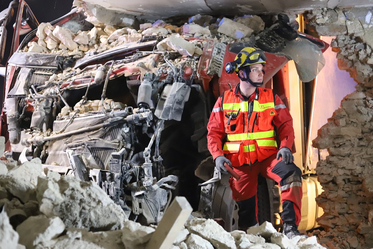 sdis21's tweet photo. 30 sapeurs-#pompiers de #CôtedOr interviennent actuellement pour un accident de la circulation à #TilChatel.
La cellule #SauvetageDéblaiement est à l'œuvre pour étayer le bâtiment percuté par un poids lourd.
La circulation est coupée sur la R974.
Tragique bilan d'un décédé. https://t.co/GBCTAateRk