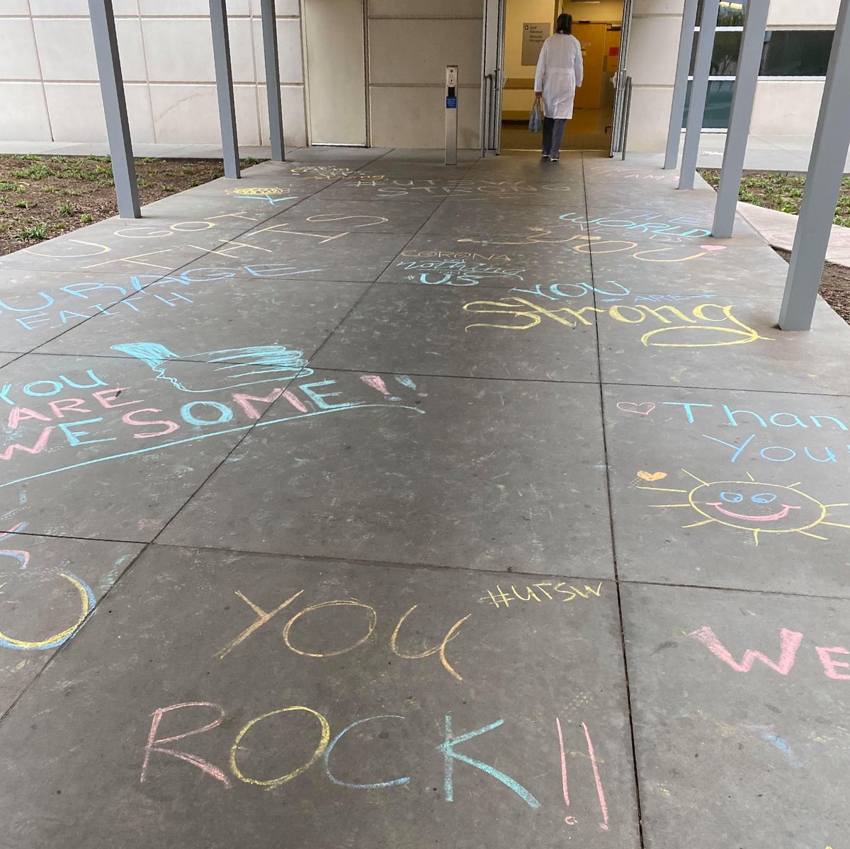 UTSWMedCenter's tweet photo. To our #HealthCare team: Thank you for all you do. Your strength and compassion continue to amaze us. #IAmUTSW #COVID19 #coronavirus https://t.co/KBPoxstvnC