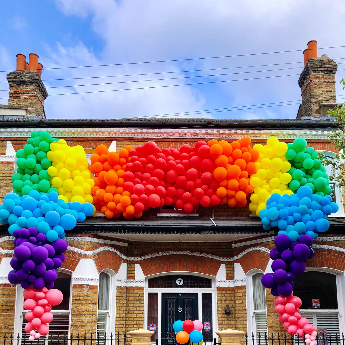 roozly_'s tweet photo. thanks to the fab people who live in this house in Tooting Bec for brightening mine and others’ day with this amazing #rainbowofhope to show gratitude for our NHS ✨
#ThankYouNHS 

https://t.co/Gbo0ipjtt9 https://t.co/Kki0cVR1BT