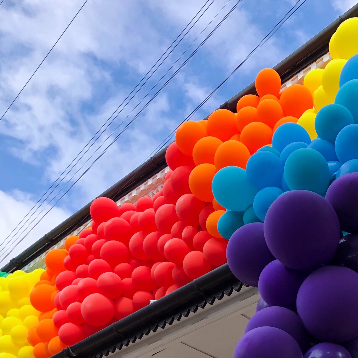roozly_'s tweet photo. thanks to the fab people who live in this house in Tooting Bec for brightening mine and others’ day with this amazing #rainbowofhope to show gratitude for our NHS ✨
#ThankYouNHS 

https://t.co/Gbo0ipjtt9 https://t.co/Kki0cVR1BT