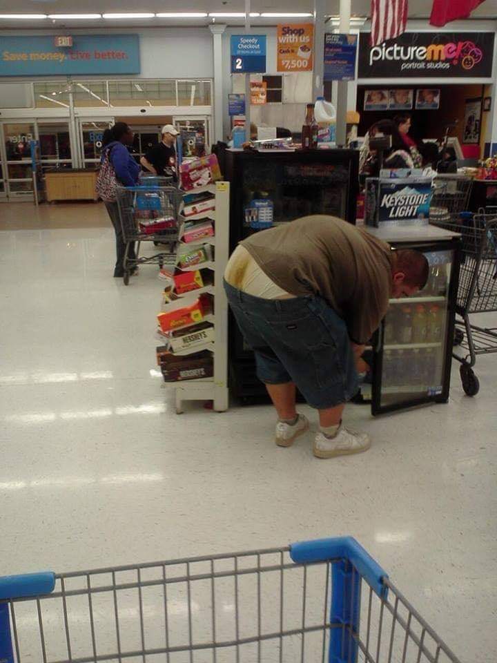 GVirico's tweet photo. Este soy yo, el que está cogiendo la botella no, el lamparón del calzoncillo. https://t.co/q7lX6u9fJR