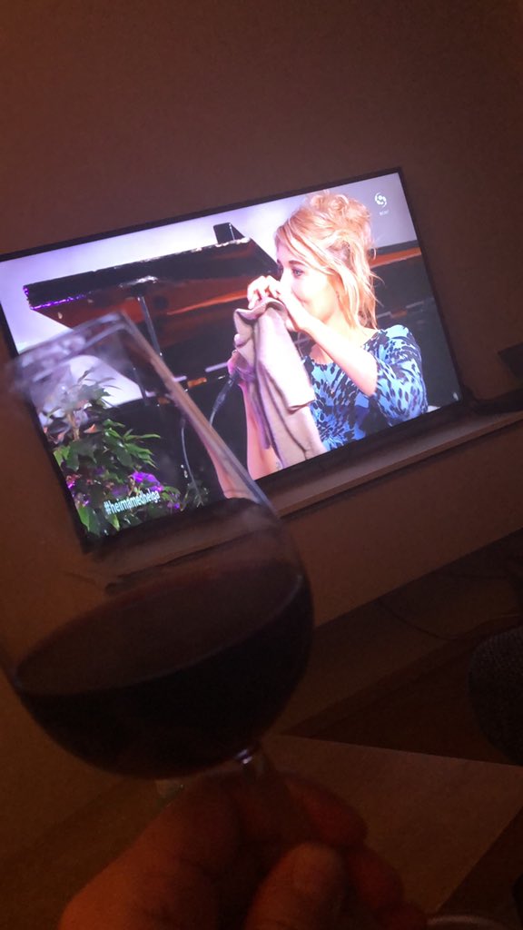 Hvað er betra á laugardagskvöldi en rautt og Helgi #heimamedhelga já og Salka þessi elska!