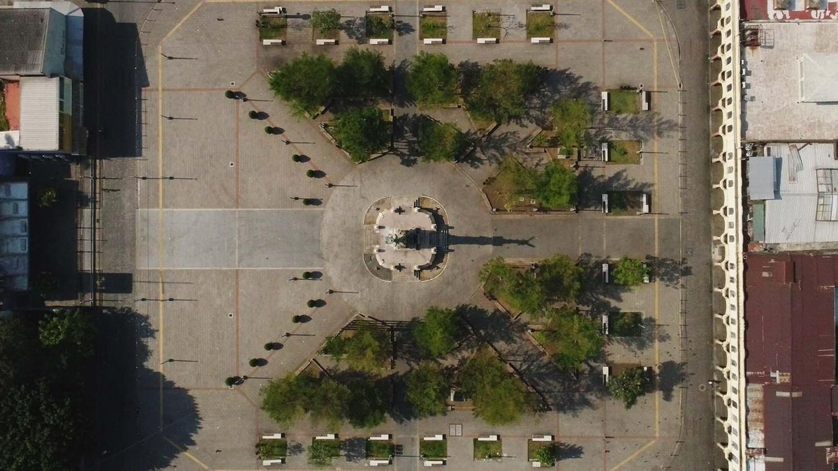infobae's tweet photo. Un mundo sin gente: 23 fotos aéreas de ciudades casi vacías por la pandemia de #coronavirus https://t.co/0D6PgUcufx https://t.co/OgIjfhv57j