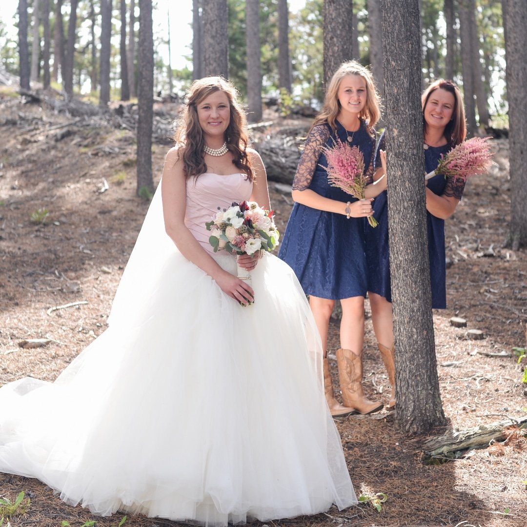 We had fun with Nikki and her sisters on her wedding day! #familyiseverything 
asaweddings.com 
@ashotaboveweddings
.
.
.
.
#bridesmaidhairstyle #bridesmaiddressinspiration #bride #bridal #bridesmaiddress #bridesmaids #bridesmaid #maidofhonor