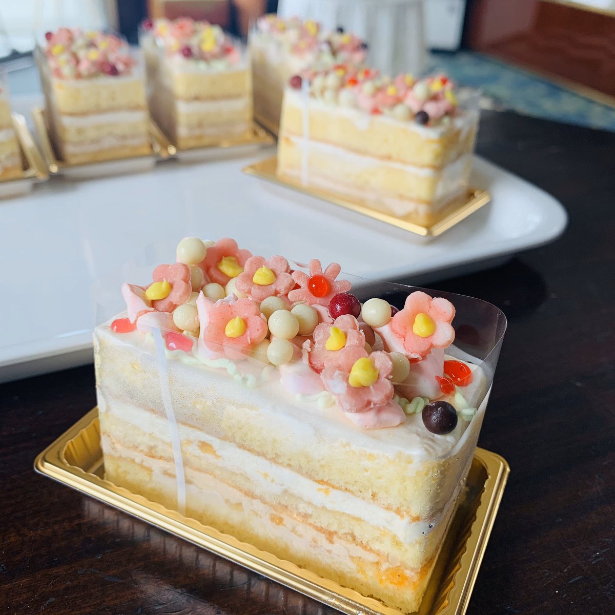 フランス菓子 カスミ バタークリームのケーキ ふんわりスポンジと杏とバタークリーム 春らしく仕上げました