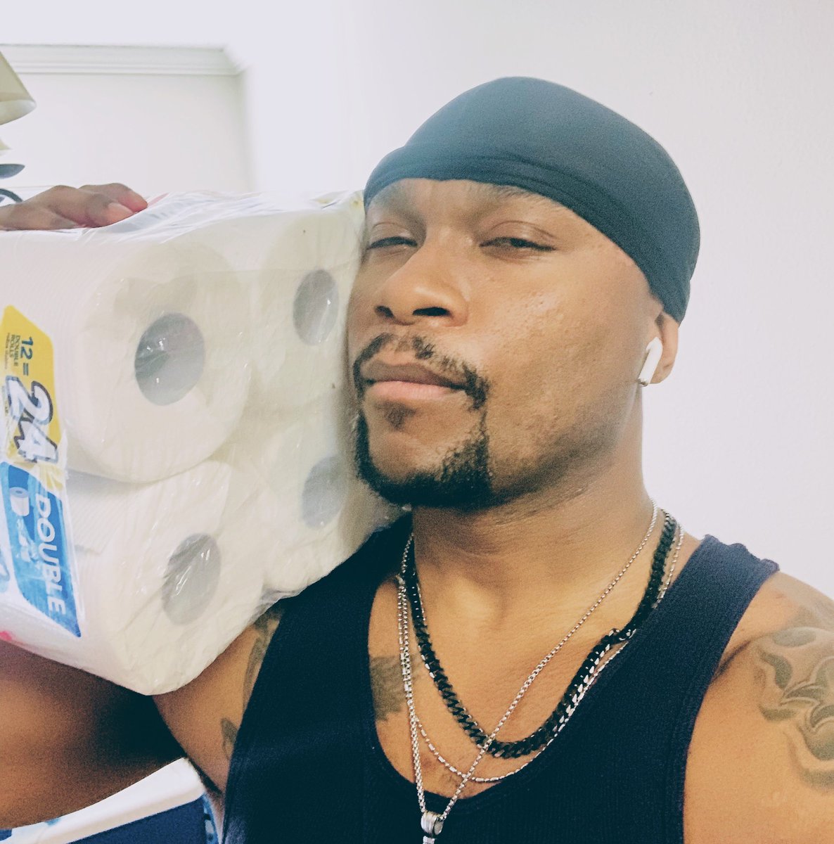 DScottGotTalent's tweet photo. We don’t hold money up to the ear no more. We holding toilet paper 🧻 So, all you broke niggas...get your rolls up! Over there wiping with notebook paper. Y’all broke as hell! #CoronaLockdown #COVID19 #toiletpapercrisis #RichFolkLockdownProblems #DandrellScott https://t.co/lbR4CFC5DU