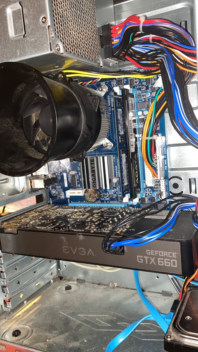 MAACSDEAD's tweet photo. @JakeSimm89 @LinusTech do you honestly blame me https://t.co/3KA9BhXi2A