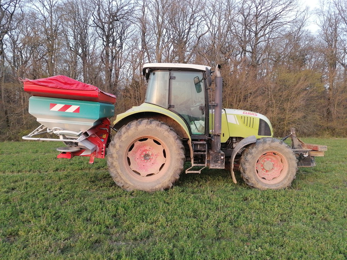 ludoagri's tweet photo. Wahooo! En plus du confinement, les #citaruraux m'ont vu( pour une fois qu'il fessait du sport...) avec mon épandeur à pesticide (raticide, virulicide, etc..) Tant que ça fini par #cide
Et bah non ! A mon tours, et  avant ce #Covid_19    j'ai voulu #fairungestepourlaplanette https://t.co/28R1FU6CLG
