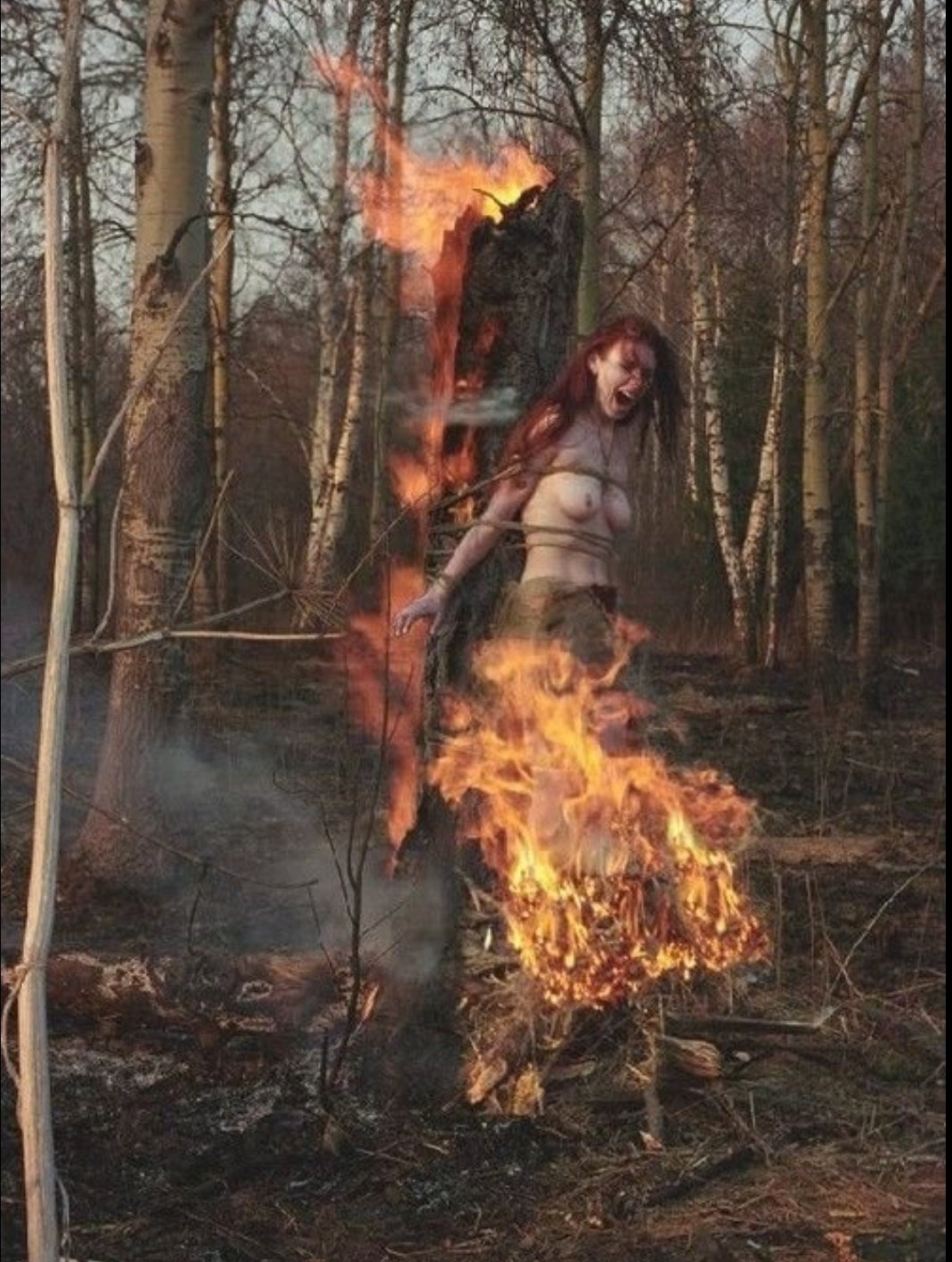 Сжигание ведем. Девушка у костра. Женщина горит на костре.