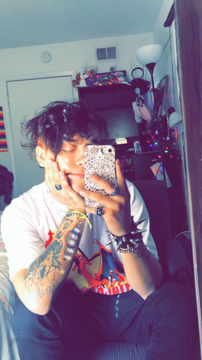 LostVesselIX's tweet photo. Mi pelo siempre anda en crisis 😔 https://t.co/JtpXMZHWIB