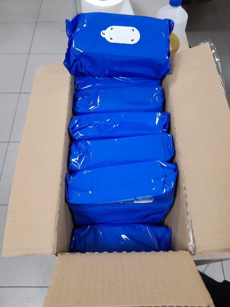 policia3cantos's tweet photo. Esta tarde alumnos de la XXXV promoción de la escala básica de la #AcademiaDePolicia de Ávila del Cuerpo Nacional de Policía @policia nos han hecho entrega de una caja de toallitas húmedas. Excelente iniciativa de @AbrazoAzul para colaborar con las Fuerzas y Cuerpos de Seguridad. https://t.co/zKvqExc32Y