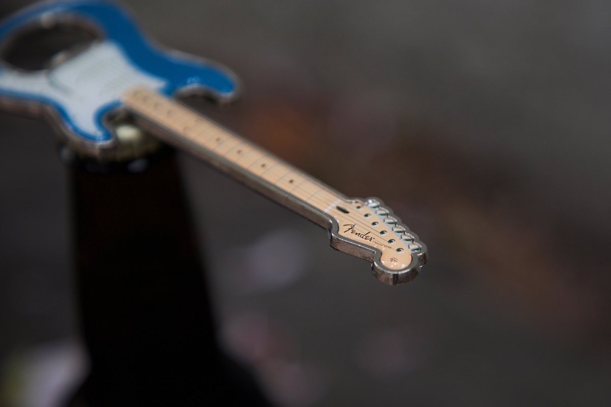 GuitarGear's tweet photo. El Fender Stratocaster Blue Bottle Opener es un imán destapador con un hermoso look Fender Strat fabricado de duradero acero inoxidable en un elegante acabado azul.
#QuedateEnCasa
#fender #fenderlifestyle #fenderguitars #fenderplayer #stratocaster #gearjunkie https://t.co/KU3UjjeIcE