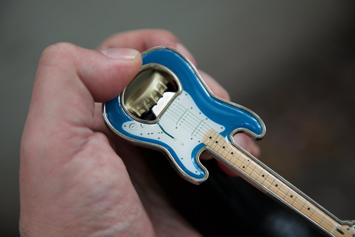 GuitarGear's tweet photo. El Fender Stratocaster Blue Bottle Opener es un imán destapador con un hermoso look Fender Strat fabricado de duradero acero inoxidable en un elegante acabado azul.
#QuedateEnCasa
#fender #fenderlifestyle #fenderguitars #fenderplayer #stratocaster #gearjunkie https://t.co/KU3UjjeIcE