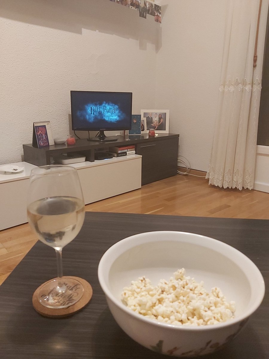 Emily_10997's tweet photo. Nothing better than a bit of Harry Potter, wine and popcorn whilst in quarantine (or out of quarantine to be honest) ⚡🍷🍿🥰

#Harrypotter #QuarantineLife #saturdaynight #movienight #popcorn https://t.co/VXFe4W556g