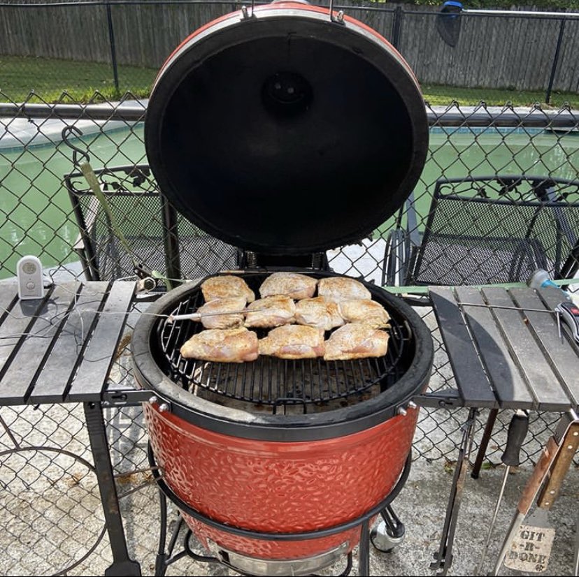 #StayInCookout fired up the #KamadoJoe and put some chicken thighs on it’s a good day to #StayInCookout and #StayAtHomeAndStaySafe #kamadojoenation