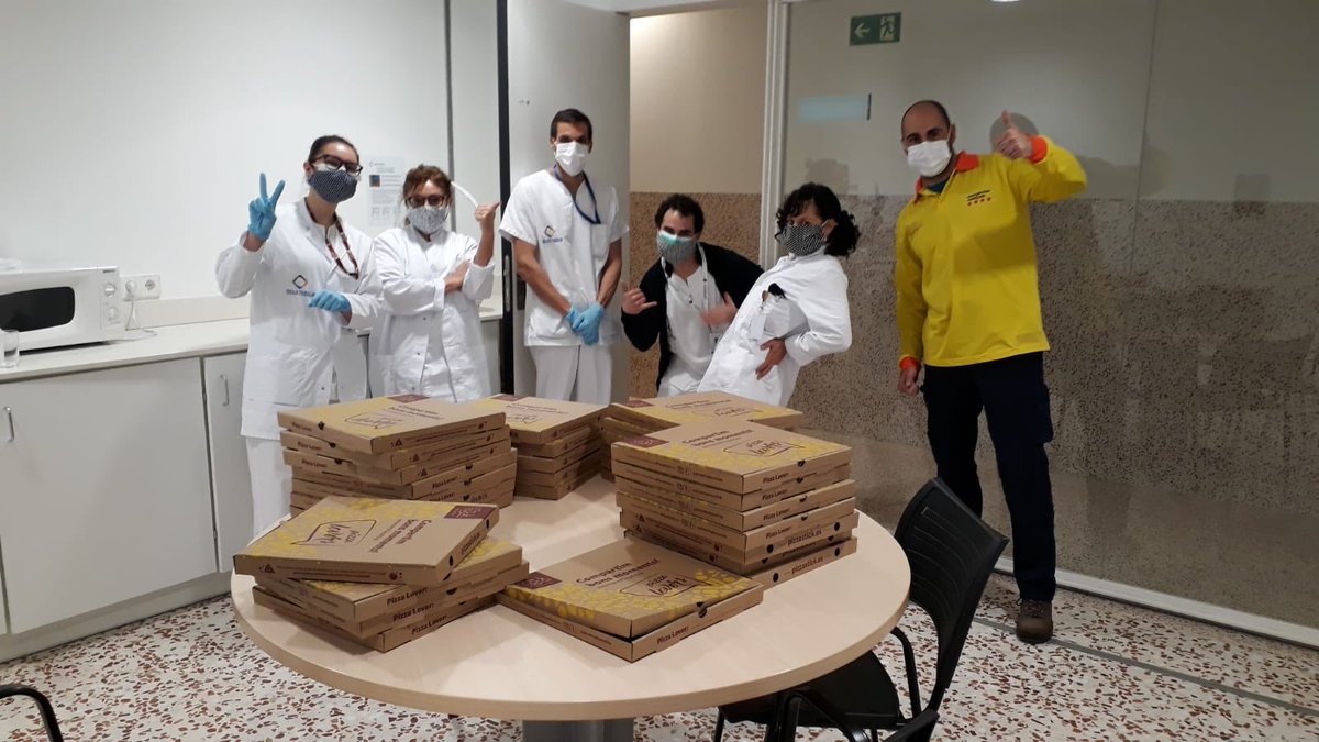 HospiCerdanya's tweet photo. #PizzaStick acaba de sorprendre els nostres companys del torn de nit convidant tothom a sopar. I a migdia #perlleparseelsdits no ha volgut cobrar les comandes. Ens alimenteu el cos i la moral. Saber que penseu en nosaltres també ajuda contra #COVID19 😊🙏 https://t.co/N6MWlRmFWt