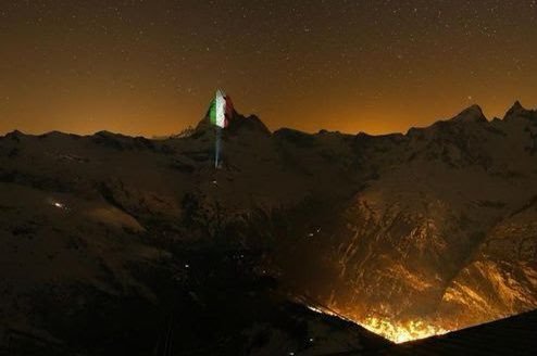 DariusRochebin's tweet photo. Le Cervin éclairé aux couleurs de l’Italie. Au soir où l’Italie est endeuillée par un bilan de plus de 10 000 morts, la Suisse adresse ses pensées aux Italiens. #fraternite https://t.co/BHAypPTo0m