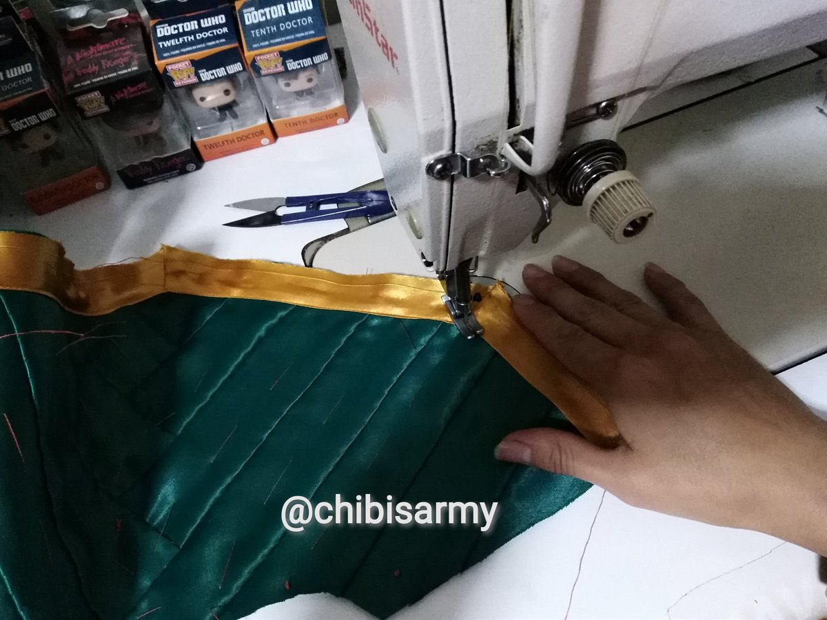 chibisarmy's tweet photo. Todos los detalles del saco tuve que coserlos a mano 😵 pero pude usar la máquina de coser para el sesgo dorado 😊 #cosplay #cosplay写真集  #cosplayer #cosmaker #loki #lokiagentofasgard #lokiaoa #aoa #agentofasgard #agentofasgardcosplay #lokilaufeyson #teenloki #marvel #sewing https://t.co/HYrl7Hku6W