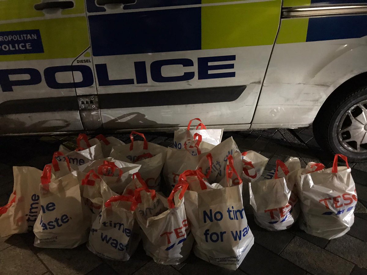 #SupportTheNHS | Generous donation of food from <a href="/Tesco/">Tesco</a> to police in Westminster, which we in turn took to St Thomas, St Mary's, Chelsea &amp; Westminster and Charing Cross hospitals.  

👮‍♂️👮‍♀️ 💙 👨‍⚕️👩‍⚕️

<a href="/NHSuk/">NHS</a> <a href="/NHSEnglandLDN/">NHS London</a> <a href="/Ldn_Ambulance/">London Ambulance Service</a>
#covid19UK #London #StayHomeSaveLives