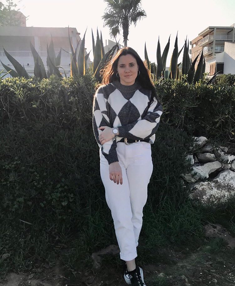 elenaredba's tweet photo. NEREA @NereaChorro 

-La ingeniera però que no estudia ingenieria
-Sap arreglar-ho tot, es la mami de totes
-Fa les cachimbes como nadie
-Dorm més que totes juntes
-La que primera s’acaba el cubata
-Té classes en horaris randoms, no ho entenem https://t.co/W6UlNzr3LC