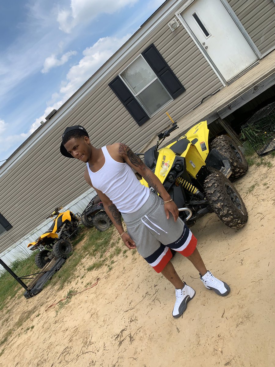 _goingfor10's tweet photo. I’m only 20 can’t nobody tell me shit 🐐⚡️ https://t.co/SY2qJYUQCz