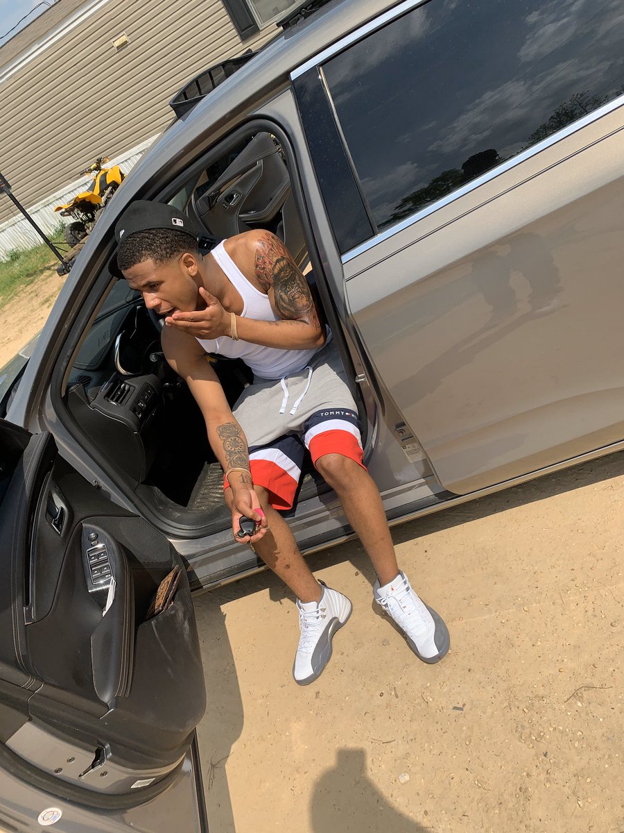 _goingfor10's tweet photo. I’m only 20 can’t nobody tell me shit 🐐⚡️ https://t.co/SY2qJYUQCz