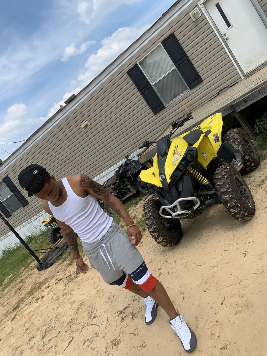 _goingfor10's tweet photo. I’m only 20 can’t nobody tell me shit 🐐⚡️ https://t.co/SY2qJYUQCz