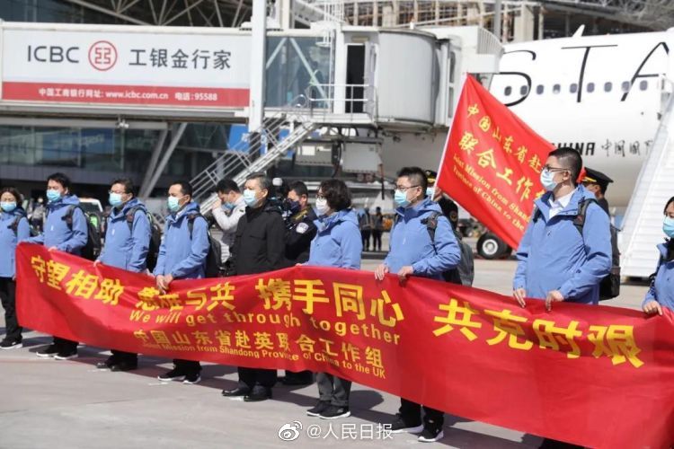 ZurongZ's tweet photo. A medical team from Shandong province of China arrived in UK on Saturday.They brought 17.5 tons of resources, including Chinese traditional medicine, handouts, masks, ventilators, and protective suits etc.They will help with the fight against the virus.
#Wewillgetthroughtogether https://t.co/TGvGBv4W6B