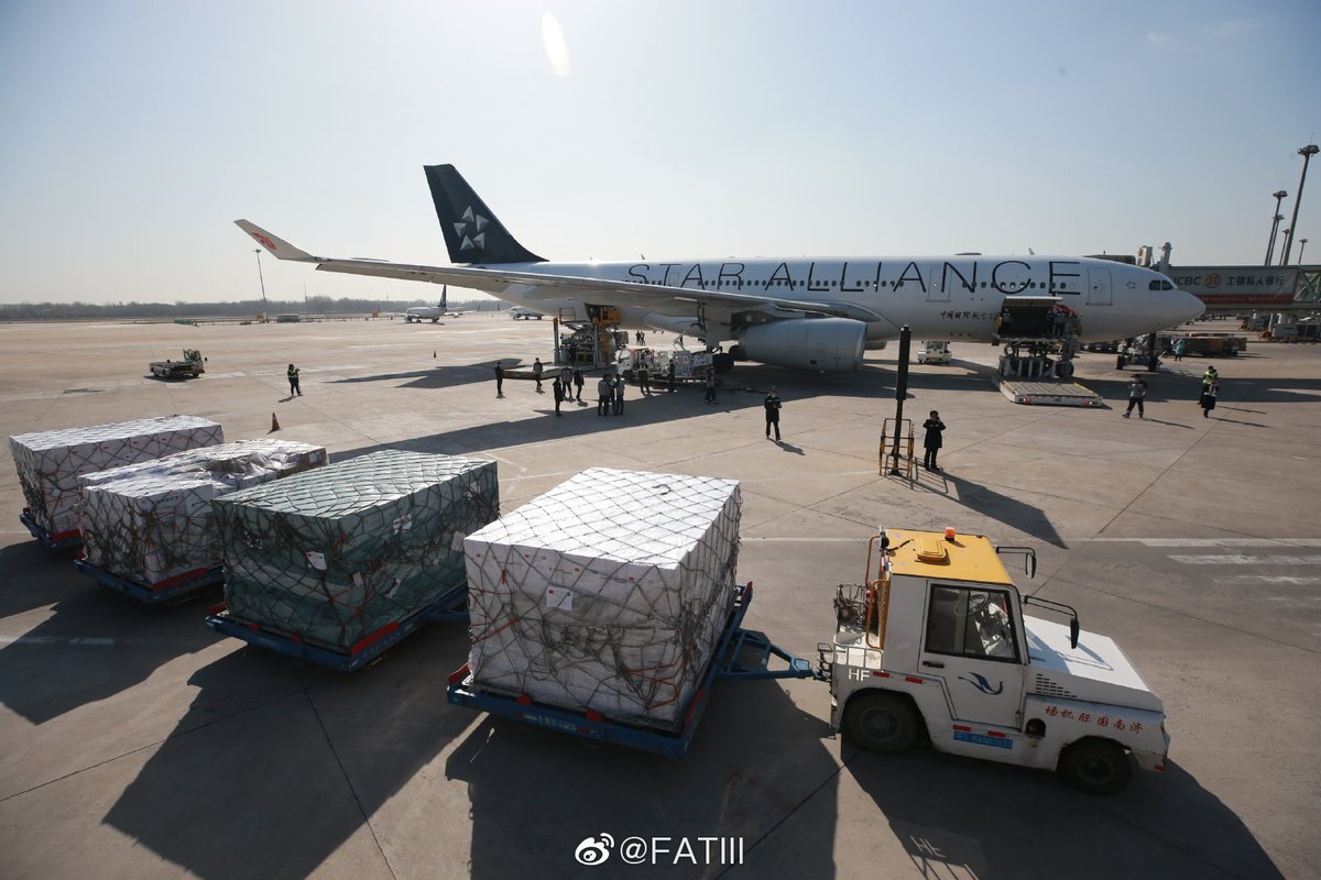 ZurongZ's tweet photo. A medical team from Shandong province of China arrived in UK on Saturday.They brought 17.5 tons of resources, including Chinese traditional medicine, handouts, masks, ventilators, and protective suits etc.They will help with the fight against the virus.
#Wewillgetthroughtogether https://t.co/TGvGBv4W6B