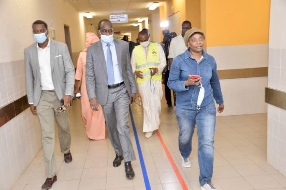 DaffSame's tweet photo. Le ministre de la Santé Abdoulaye Diouf Sarr nuitamment à l’hôpital Dalal Diam de Guédiawaye pour visiter les dispositifs de mise en place de lits supplémentaires pour une prise en charge optimale des patients de covid19.
- Continuons la prévention https://t.co/bfFFOEDq8P