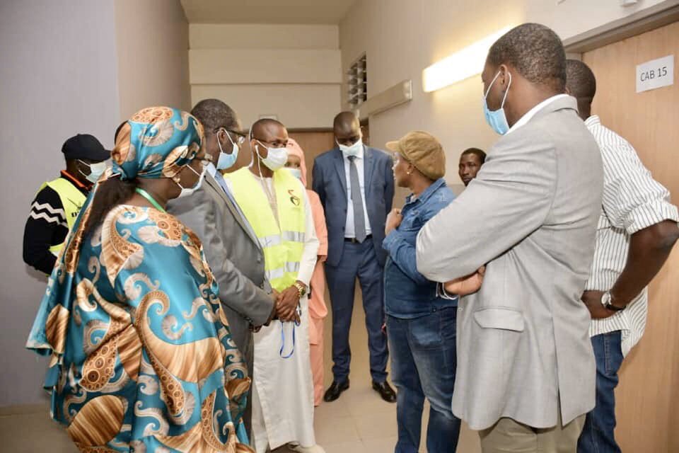 DaffSame's tweet photo. Le ministre de la Santé Abdoulaye Diouf Sarr nuitamment à l’hôpital Dalal Diam de Guédiawaye pour visiter les dispositifs de mise en place de lits supplémentaires pour une prise en charge optimale des patients de covid19.
- Continuons la prévention https://t.co/bfFFOEDq8P