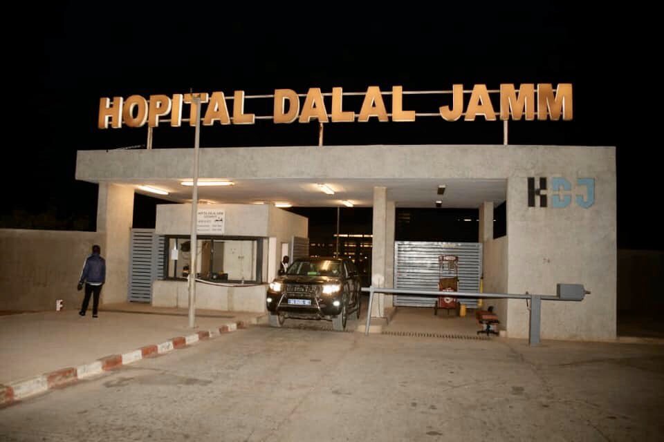 DaffSame's tweet photo. Le ministre de la Santé Abdoulaye Diouf Sarr nuitamment à l’hôpital Dalal Diam de Guédiawaye pour visiter les dispositifs de mise en place de lits supplémentaires pour une prise en charge optimale des patients de covid19.
- Continuons la prévention https://t.co/bfFFOEDq8P