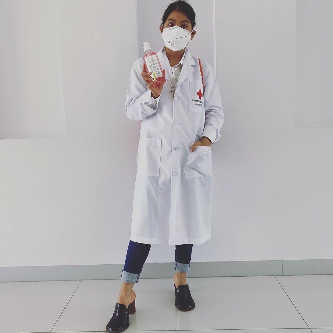 เจ้าหญิง สิริวรรณวรี กำลังฉวยวิกฤตไวรัสโควิด-19 มาเป็นโอกาสอำนวยอวยตัวเอง และแบรนด์เนมแฟชั่นของนาง  พร้อมรูปคอสเพลย์ แต่งตัวราวกับเป็นแพทย์เสร็จสรรพ โฆษณาว่านางได้บริจาคเจลฆ่าเชื้อให้โรงพยาบาล 1/5