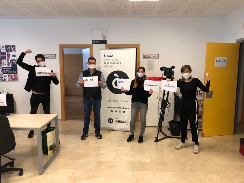 Els treballadors dels Servicis Informatius de <a href="/apuntnoticies/">À Punt NTC</a> Alacant ens envien està salutació amb les mascaretes fetes per cotoblau 👏🏼

#quedatacasa