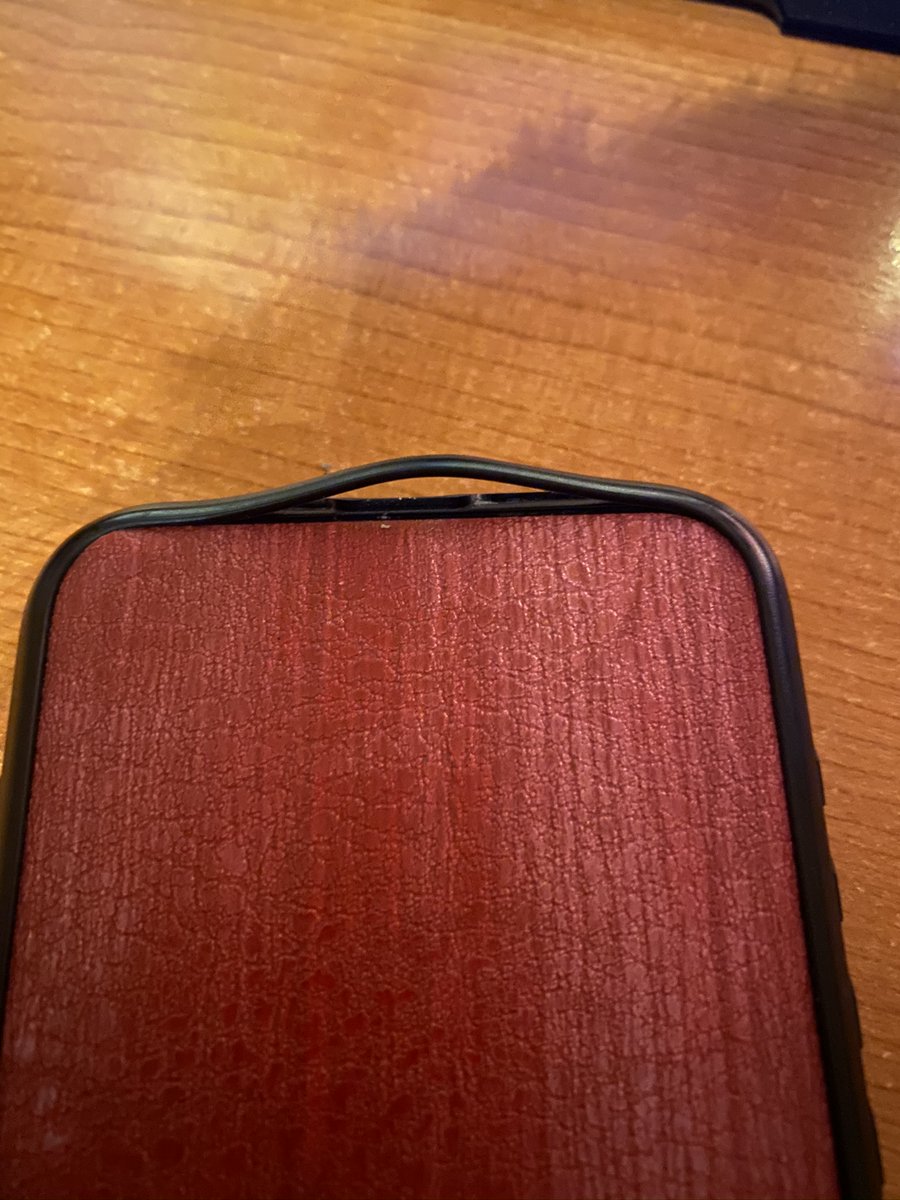 ManoloMoura's tweet photo. @dbrand Hey dbrand, wtf happened here? 🤷‍♂️ https://t.co/mdBbi3IOpC