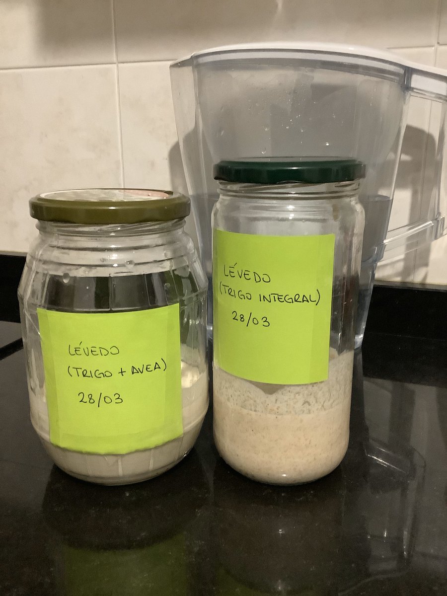 anacorbe's tweet photo. @Tawil Chego para o turno da noite ✌🏻Pensei que non tinha farinha integral, así que agora van as dúas. Hai que deixalas nalgún sitio especial? https://t.co/pmDOhhu9KZ