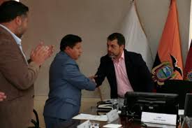 lahistoriaec's tweet photo. Contrato de compra de mascarillas con sobreprecio en el IESS fue autorizado por el Director General del Seguro Social, Miguel Ángel Loja Llanos, designado por el presidente del IESS, Paúl Granda, quien ahora dice que investigará. https://t.co/GNIqJkGAyw