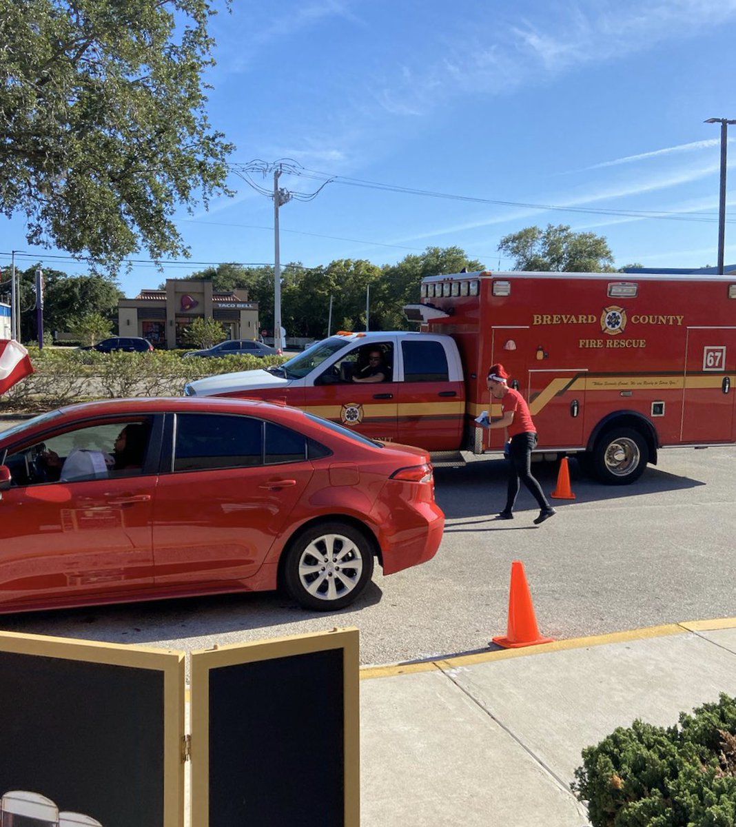 BCFRpio's tweet photo. Thank you @TGIFridays in #Melbourne for taking care of our hard working first responders with your generous carry out deal! Our men and women greatly appreciate it. #BCFR #BrevardsBravest #HopeItStaysWarm #GotToEat #EMS https://t.co/oLNEBlNEQq
