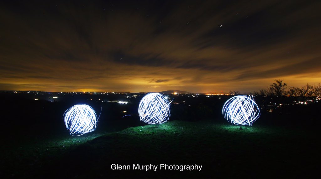 PhotoMurp's tweet image. 3 “Balls of Light” in the Ring Fort on top of Drumlandrick with Slieve Gullion in the back ground. @SlieveGullRun1 @PhotoMurp @MonaghanCoCo @castleblayneyie #ringforts #NightPhotography @J_GLomas