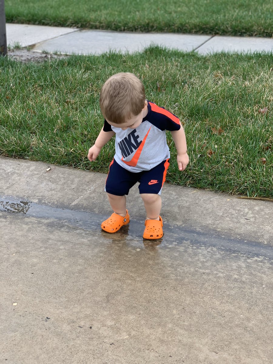 reagsforreal's tweet photo. Taking a second to live through this little boy who gets so excited just to play in puddles 🥺 https://t.co/6MmG1JxAhs