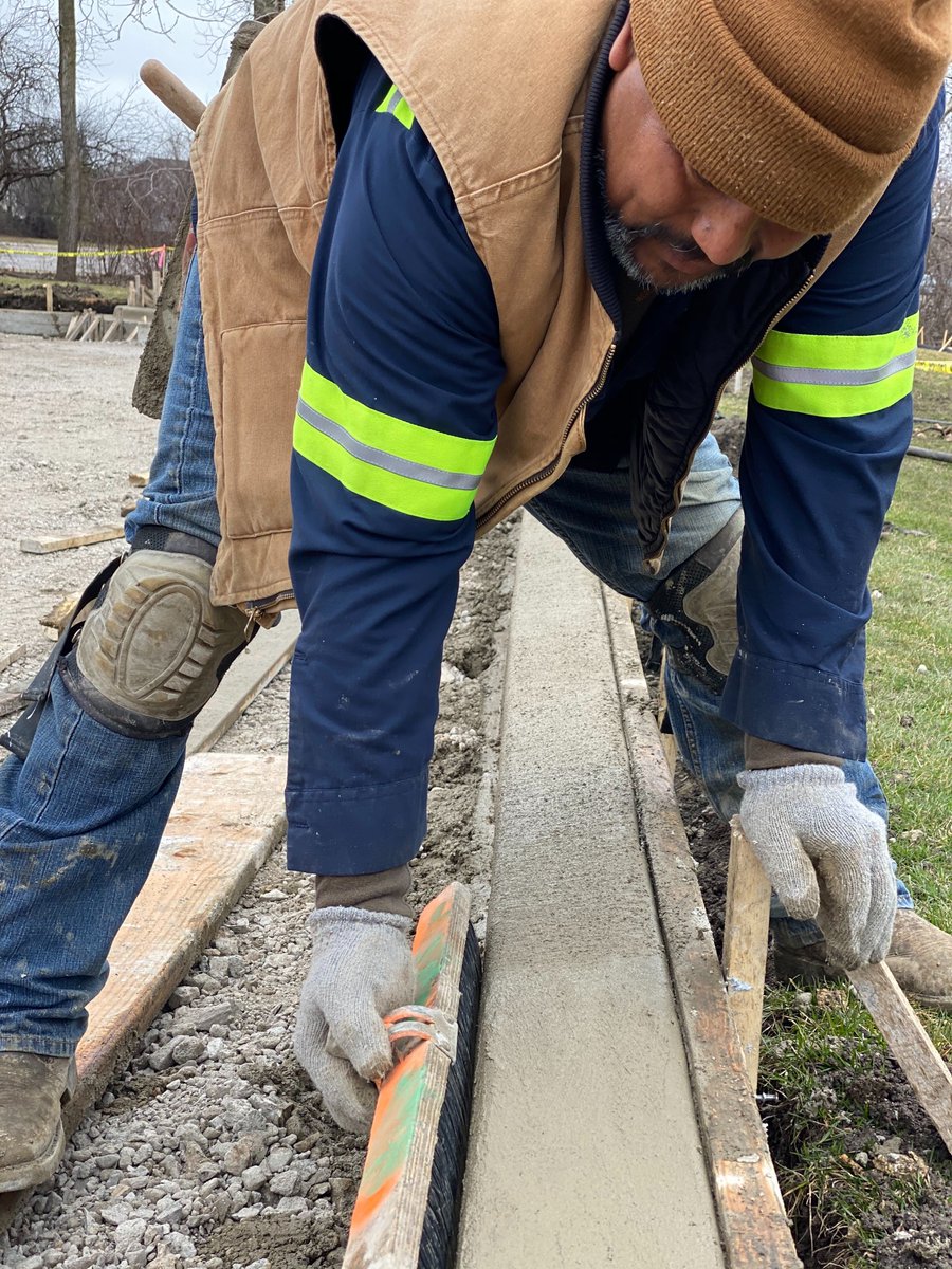 TotalPaving's tweet photo. Proper curbs and gutters will keep not only your ground covered at every angle, but will help redirect water quickly into drains keeping your surfaces safe from pooling. Call us today! #TotalPaving #lincolnshire #industrial #parkinglotextension #newcurbs #barriercurb https://t.co/GOgkRLFX6Z